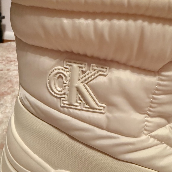 Calvin Klein Off-White Quilted Lug Sole Snow Booties - Picture 5 of 5